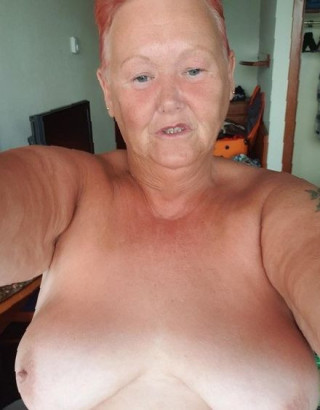 Vrolijke vrouw zoekt man voor plezier