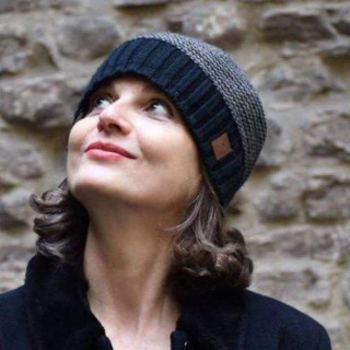 Vrolijke vrouw wil nieuwe man ontmoeten